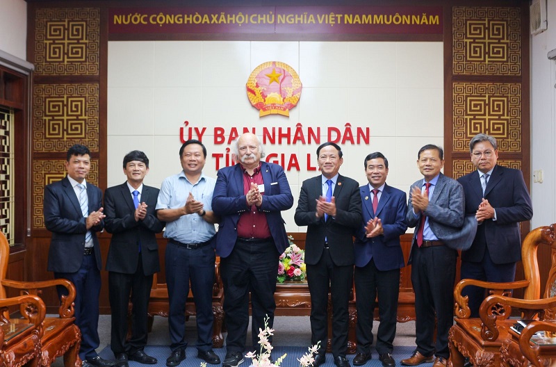 Chủ tịch UBND tỉnh Gia Lai cũng trân trọng mời GS Haldane đồng hành lâu dài với ICISE Chủ tịch UBND tỉnh Gia Lai cũng trân trọng mời GS Haldane đồng hành lâu dài với ICISE