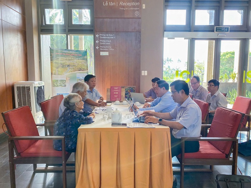 Một cuộc họp lúc tinh mơ, nhưng mở ra tầm nhìn xa. Một cuộc họp lúc tinh mơ, nhưng mở ra tầm nhìn xa.