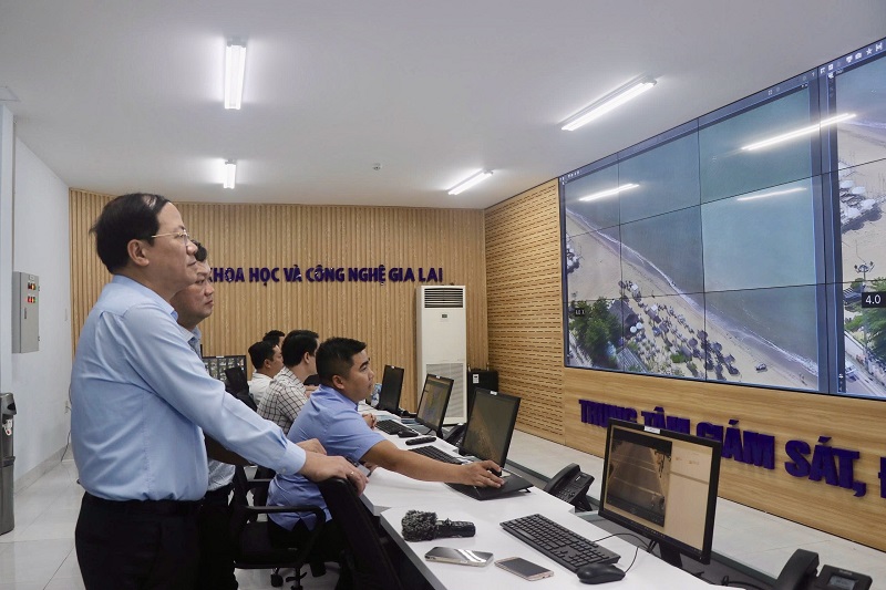 Ông Phạm Anh Tuấn kiểm tra tình hình triển khai các hệ thống thông tin phục vụ công tác chỉ đạo điều hành, phục vụ người dân, doanh nghiệp. Ông Phạm Anh Tuấn kiểm tra tình hình triển khai các hệ thống thông tin phục vụ công tác chỉ đạo điều hành, phục vụ người dân, doanh nghiệp.