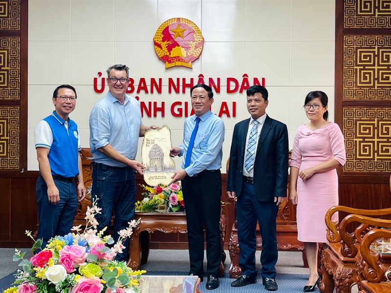 Chủ tịch UBND tỉnh Phạm Anh Tuấn (thứ 3 từ phải sang) tặng quà lưu niệm cho ông Greg Soster-Giám đốc Tập đoàn Công nghệ SOS.nhằm trao đổi, tìm hiểu tiềm năng hợp tác trong lĩnh vực du lịch, bất động sản và công nghệ xây dựng. Chủ tịch UBND tỉnh Phạm Anh Tuấn (thứ 3 từ phải sang) tặng quà lưu niệm cho ông Greg Soster-Giám đốc Tập đoàn Công nghệ SOS.nhằm trao đổi, tìm hiểu tiềm năng hợp tác trong lĩnh vực du lịch, bất động sản và công nghệ xây dựng.