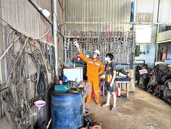 Nhân viên điện lực của EVNCPC hướng dẫn các hộ dân bảo đảm an toàn sử dụng điện. Nhân viên điện lực của EVNCPC hướng dẫn các hộ dân bảo đảm an toàn sử dụng điện.