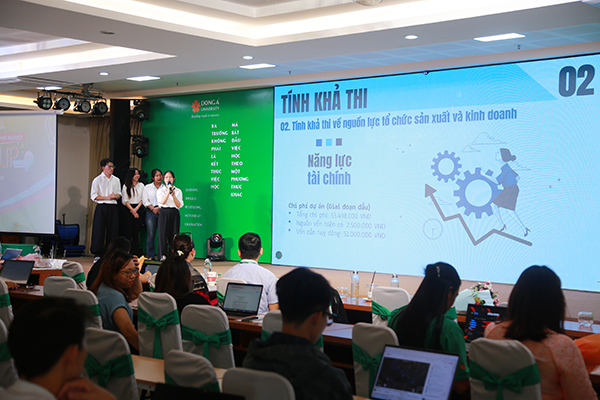 Các đội tham gia dự thi trình bày dự án khởi nghiệp Các đội tham gia dự thi trình bày dự án khởi nghiệp