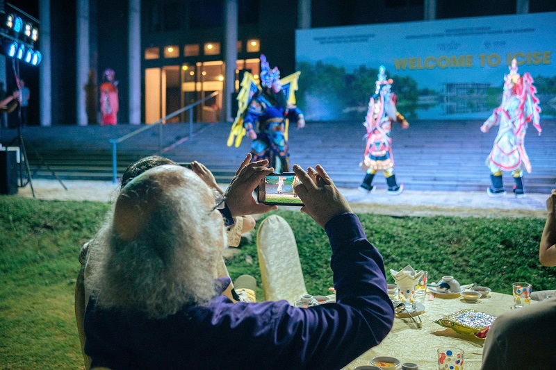 GS Duncan Haldane – chủ nhân giải Nobel Vật lý 2016, ngồi lặng người dõi theo từng chuyển động của nghệ sĩ tuồng. Ông rút điện thoại ra ghi hình, không phải để lưu lại một tiết mục, mà để giữ lấy khoảnh khắc “rất lạ, hùng tráng và đầy cảm xúc”. GS Duncan Haldane – chủ nhân giải Nobel Vật lý 2016, ngồi lặng người dõi theo từng chuyển động của nghệ sĩ tuồng. Ông rút điện thoại ra ghi hình, không phải để lưu lại một tiết mục, mà để giữ lấy khoảnh khắc “rất lạ, hùng tráng và đầy cảm xúc”.