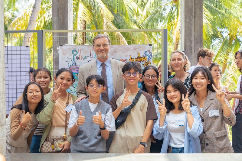 Đại sứ Pháp tại Việt Nam Olivier Brochet vừa tham dự Hội nghị Quốc tế “Từ Mekong đến Đại dương: Kết nối thế hệ trẻ của các Trường Trung học thuộc khối LabelFrancÉducation”, tại Trung tâm ICISE.