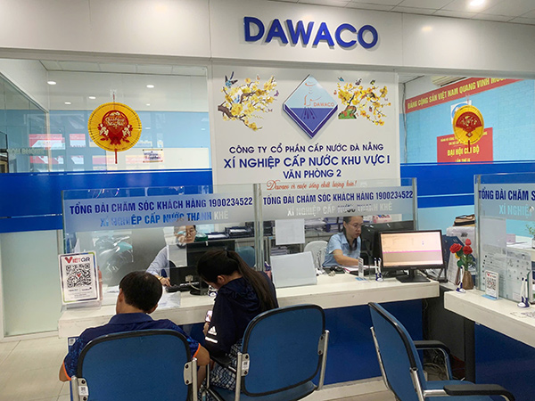 Khách hàng đến giao dịch tại Xí nghiệp Cấp nước khu vực I của Dawaco.