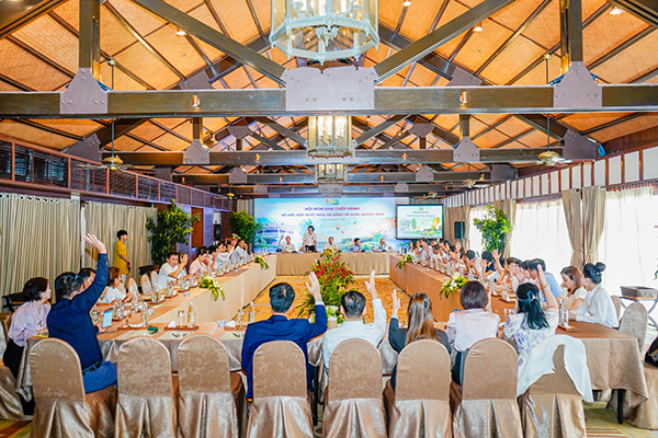 Biểu quyết thống nhất chủ trương hợp nhất hai Hiệp hội Du lịch Đà Nẵng và Quảng Nam. Biểu quyết thống nhất chủ trương hợp nhất hai Hiệp hội Du lịch Đà Nẵng và Quảng Nam.