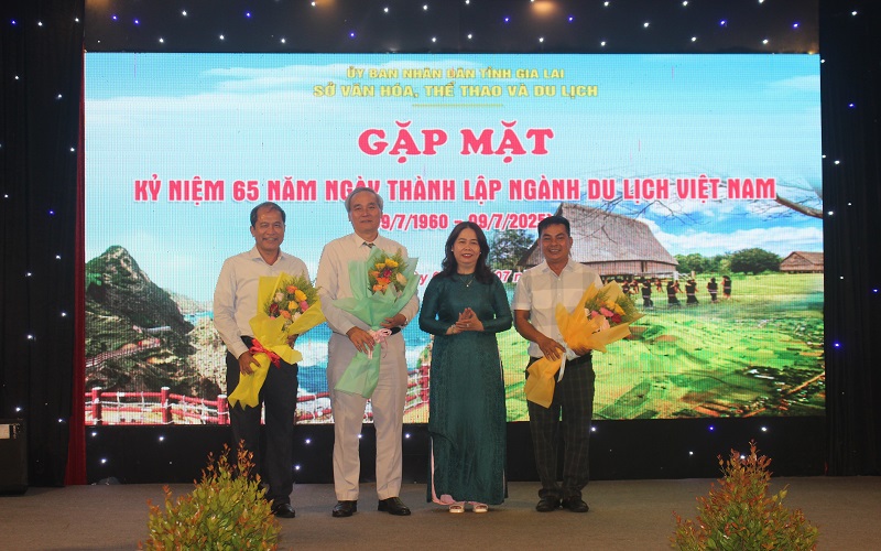 Bà Đỗ Thị Diệu Hạnh – Giám đốc Sở VHTT&DL tỉnh Gia Lai, tri ân sự đồng hành, đóng góp của các đơn vị, doanh nghiệp.