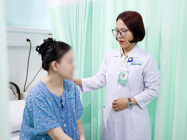 Hiện tại sức khỏe của sản phụ T.T.T.N đã ổn định, đang được theo dõi tại Khoa Phụ sản, Bệnh viện Gia Đình Hiện tại sức khỏe của sản phụ T.T.T.N đã ổn định, đang được theo dõi tại Khoa Phụ sản, Bệnh viện Gia Đình