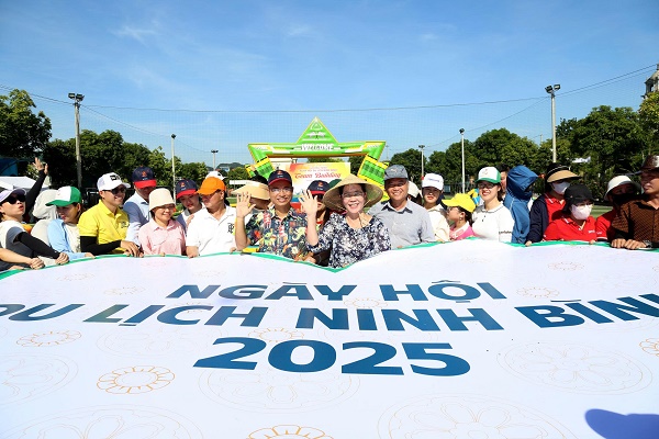 Chương trình teambuilding được diễn ra với sự tham gia đông đảo của những người làm du lịch Ninh Bình Chương trình teambuilding được diễn ra với sự tham gia đông đảo của những người làm du lịch Ninh Bình