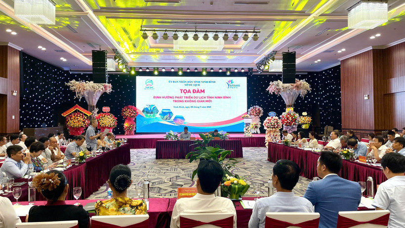 Các đại biểu đại diện các doanh nghiệp làm du lịch tỉnh Ninh Bình tham gia tọa đàm Các đại biểu đại diện các doanh nghiệp làm du lịch tỉnh Ninh Bình tham gia tọa đàm