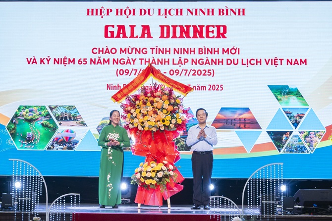 Thay mặt Tỉnh ủy, HĐND, UBND tỉnh, đồng chí Chủ tịch UBND tỉnh Phạm Quang Ngọc tặng hoa chúc mừng cán bộ, cộng đồng doanh nghiệp và những người làm du lịch. Thay mặt Tỉnh ủy, HĐND, UBND tỉnh, đồng chí Chủ tịch UBND tỉnh Phạm Quang Ngọc tặng hoa chúc mừng cán bộ, cộng đồng doanh nghiệp và những người làm du lịch.