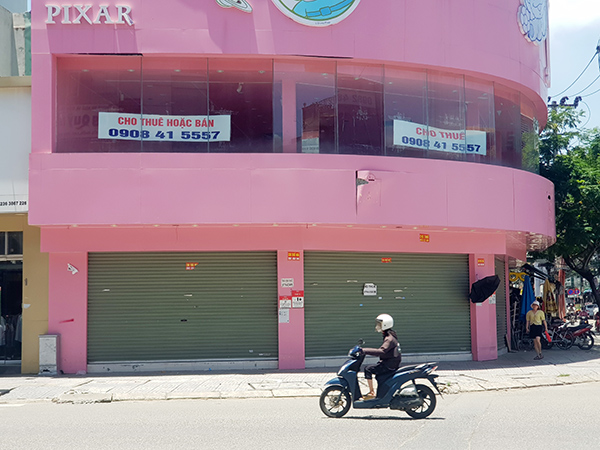 Tình trạng doanh nghiệp ngừng kinh doanh, trả mặt bằng đang xảy ra khá phổ biến trên phố chuyên doanh thời trang Lê Duẩn, Đà Nẵng.
