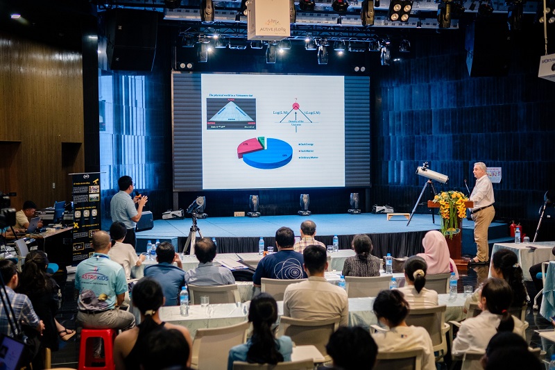 Một buổi nói chuyện về thiên văn học và giới thiệu kính thiên văn tại Trung tâm ICISE. Một buổi nói chuyện về thiên văn học và giới thiệu kính thiên văn tại Trung tâm ICISE.