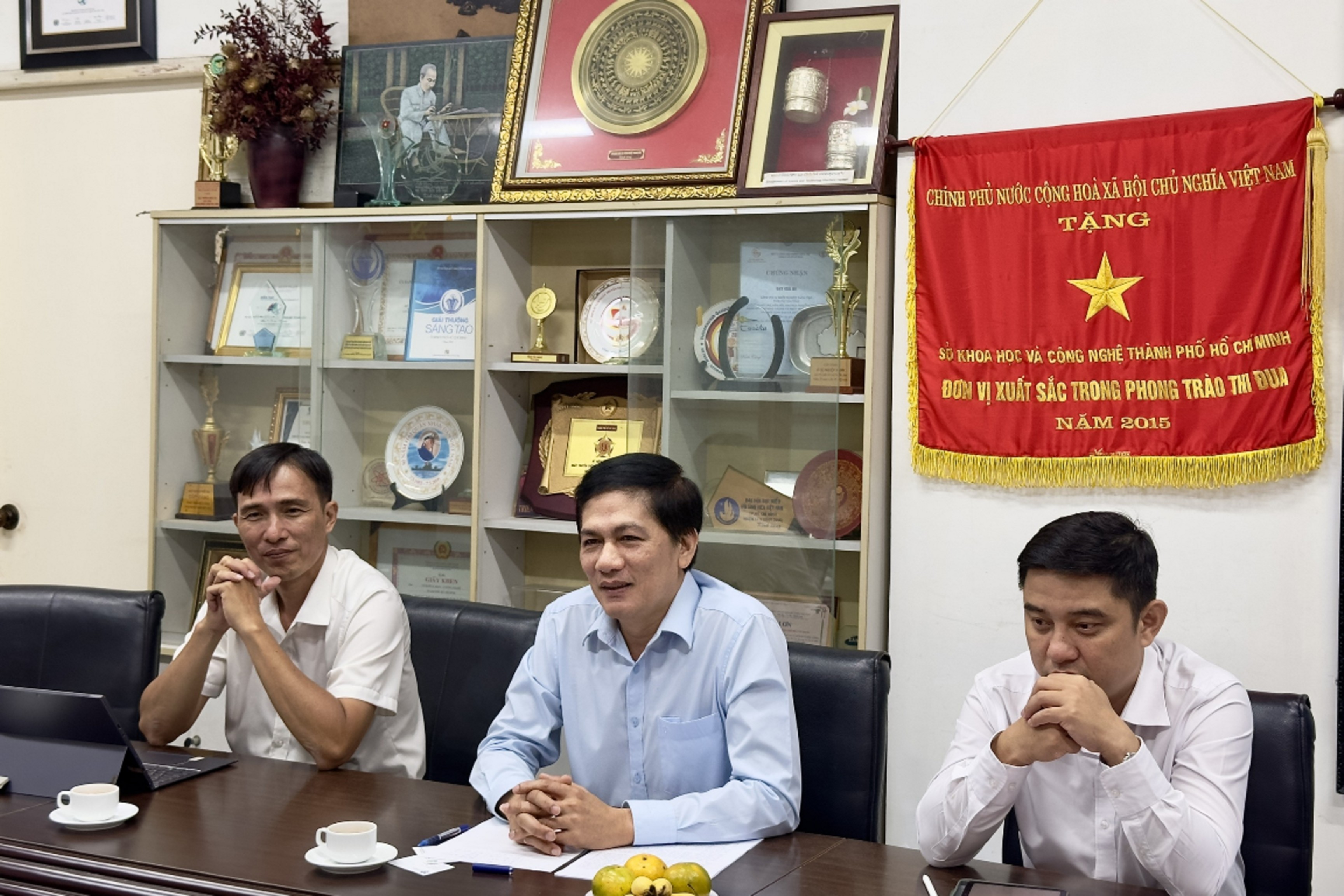 Ông Lê Thanh Minh - Phó Giám đốc Sở KH&CN TP.HCM (ngồi giữa) phát biểu tại buổi làm việc. Ông Lê Thanh Minh - Phó Giám đốc Sở KH&CN TP.HCM (ngồi giữa) phát biểu tại buổi làm việc.