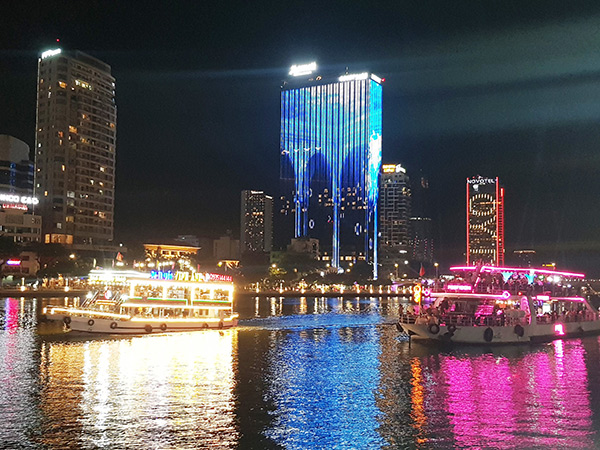 Du lịch đường thuỷ nội địa trên sông Hàn, Đà Nẵng.