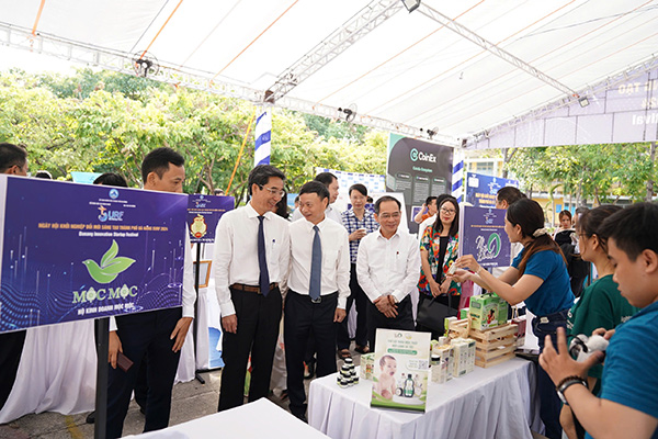 Lãnh đạo UBND TP và Sở KH&CN Đà Nẵng tham quan các gian triển lãm tại SURF 2024. Lãnh đạo UBND TP và Sở KH&CN Đà Nẵng tham quan các gian triển lãm tại SURF 2024.