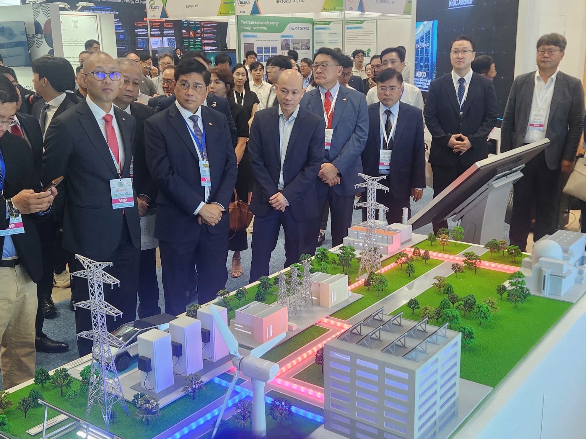 Lãnh đạo Cục Đổi mới sáng tạo, Chuyển đổi xanh và Khuyến công và các đại biểu tham quan gian hàng giới thiệu sản phẩm, công nghệ điện 