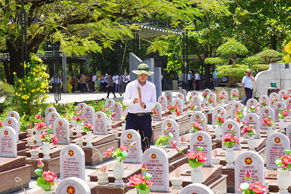 Thắp hương từng phần mộ liệt sĩ. Thắp hương từng phần mộ liệt sĩ.