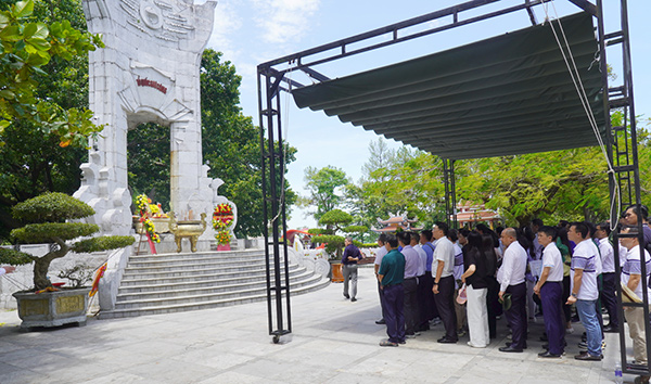 Lễ dâng hương tại Nghĩa trang Liệt sĩ quốc gia Trường Sơn. Lễ dâng hương tại Nghĩa trang Liệt sĩ quốc gia Trường Sơn.