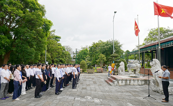 Lễ dâng hương tại Nghĩa trang Liệt sĩ Khe Sanh (Quảng Trị). Lễ dâng hương tại Nghĩa trang Liệt sĩ Khe Sanh (Quảng Trị).