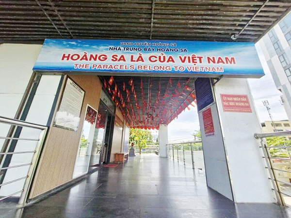 Băng rôn đang được treo tại Nhà trưng bày Hoàng Sa. Băng rôn đang được treo tại Nhà trưng bày Hoàng Sa.