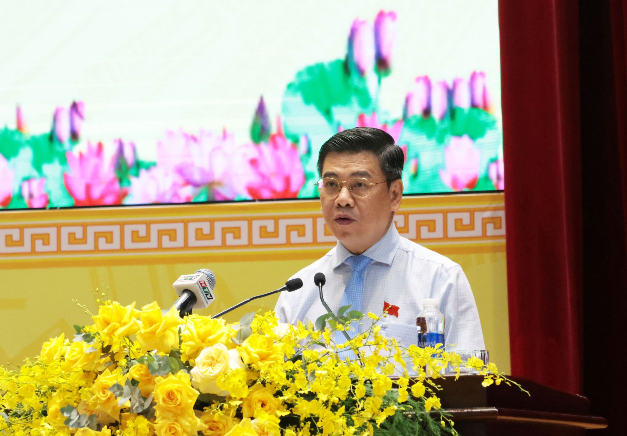 Phó Chủ tịch UBND TP Nguyễn Văn Dũng trình bày báo cáo tình hình kinh tế - xã hội, quốc phòng - an ninh 6 tháng đầu năm và nhiệm vụ trọng tâm 6 tháng cuối năm 2025.