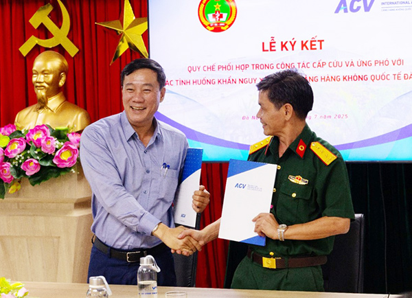 Giám đốc Cảng HKQT Đà Nẵng Phan Kiều Hưng và Thượng tá Huỳnh Đức Bắc – Giám đốc Bệnh viện quân y 17 ký kết quy chế phối hợp giữa hai đơn vị. Giám đốc Cảng HKQT Đà Nẵng Phan Kiều Hưng và Thượng tá Huỳnh Đức Bắc – Giám đốc Bệnh viện quân y 17 ký kết quy chế phối hợp giữa hai đơn vị.