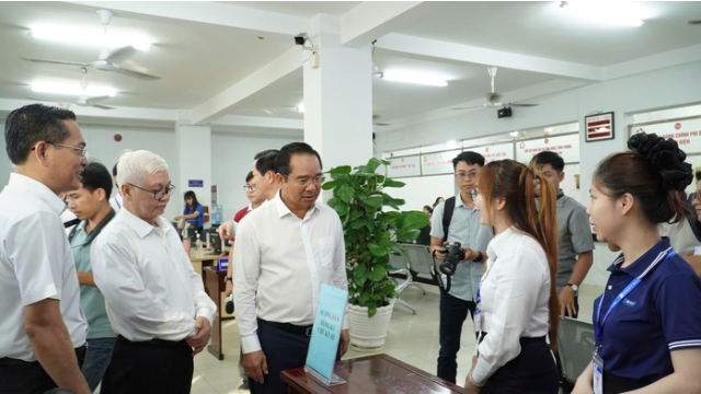 Chủ tịch UBND TP. Hồ Chí Minh Nguyễn Văn Được khảo sát tại Trung tâm phục vụ hành chính công phường Dĩ An.