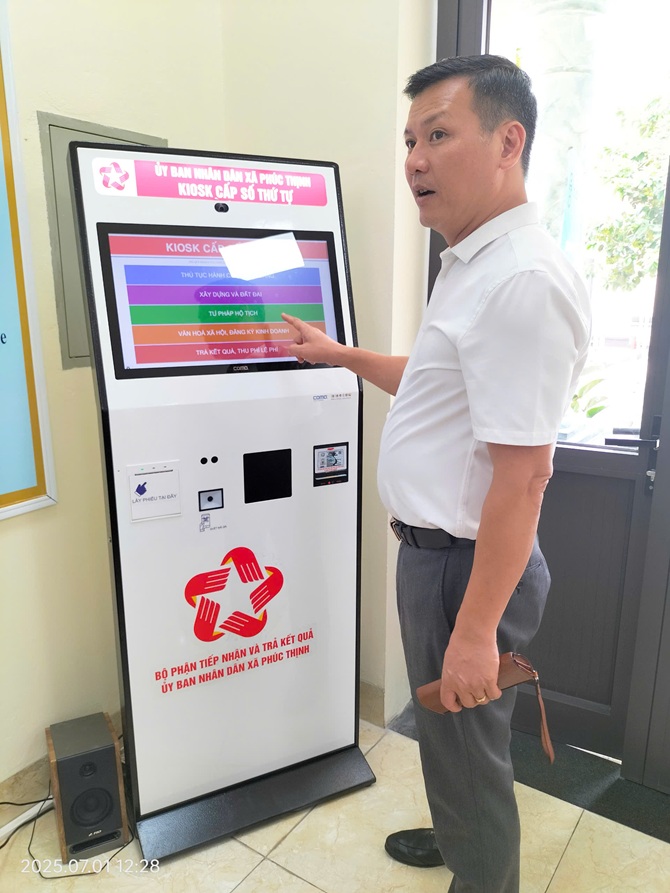 Hướng dẫn người dân cập nhật dữ liệu bằng hệ thống chuyển đổi số tại xã Phúc Thịnh, Thành phố Hà Nội.