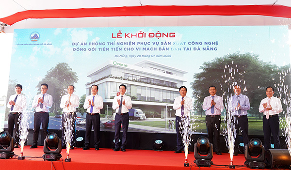 Bộ trưởng KH&CN Nguyễn Mạnh Hùng, Chủ tịch UBND TP Đà Nẵng Lương Nguyễn Minh Triết cùng các vị đại biểu thực hiện nghi thức khởi động dự án. Bộ trưởng KH&CN Nguyễn Mạnh Hùng, Chủ tịch UBND TP Đà Nẵng Lương Nguyễn Minh Triết cùng các vị đại biểu thực hiện nghi thức khởi động dự án.