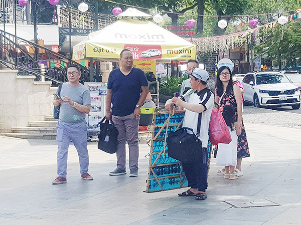 UBND TP Đà Nẵng yêu cầu xử lý nghiêm các đối tượng đeo bám chèo kéo khách tại các khu khu, điểm du lịch. UBND TP Đà Nẵng yêu cầu xử lý nghiêm các đối tượng đeo bám chèo kéo khách tại các khu khu, điểm du lịch.