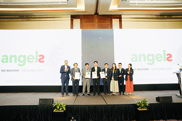 TS.BS Lê Đức Nhân, Giám đốc Bệnh viện Đà Nẵng (thứ tư, trái qua), đại diện TP Đà Nẵng nhận chứng nhận "Angels Region". TS.BS Lê Đức Nhân, Giám đốc Bệnh viện Đà Nẵng (thứ tư, trái qua), đại diện TP Đà Nẵng nhận chứng nhận "Angels Region".