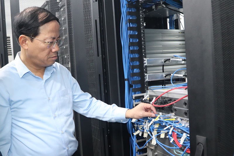 Chủ tịch UBND tỉnh Gia Lai kiểm tra Trung tâm tích hợp dữ liệu Sở Khoa học và Công nghệ tỉnh. Chủ tịch UBND tỉnh Gia Lai kiểm tra Trung tâm tích hợp dữ liệu Sở Khoa học và Công nghệ tỉnh.