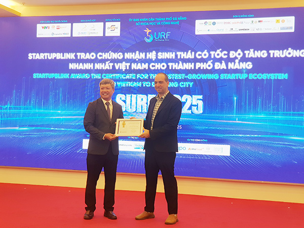 ông Eli David - CEO của StartupBlink đã chính thức trao tặng chứng nhận "Hệ sinh thái tăng trưởng nhanh nhất Việt Nam năm 2025" cho lãnh đạo UBND TP Đà Nẵng.