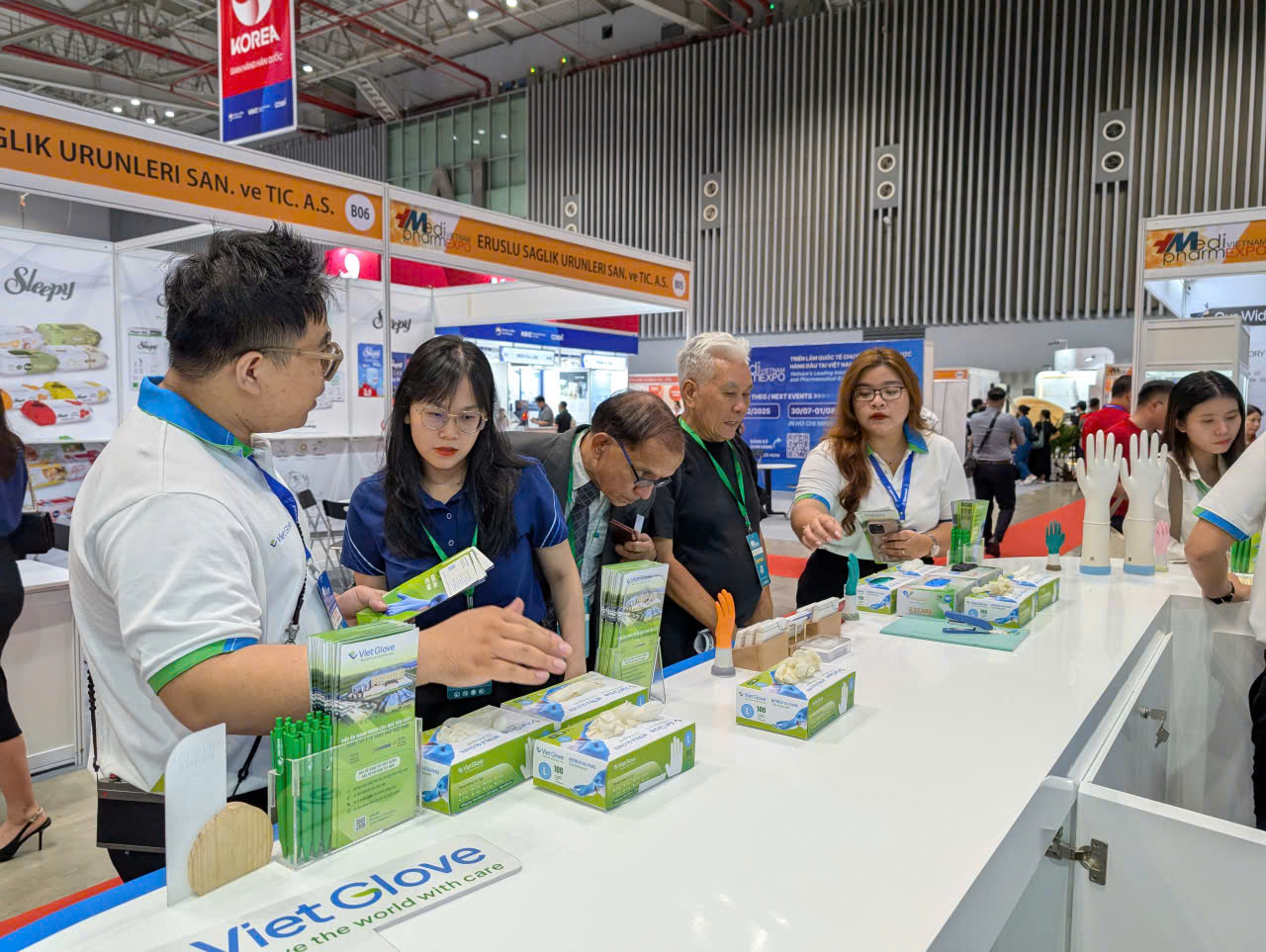 Khách tham quan gian hàng tại Vietnam Medipharm Expo 2025.
