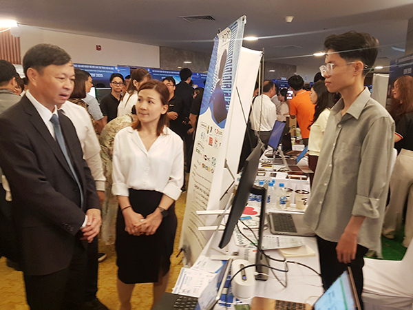 Thứ trưởng Bộ KHCN Hoàng Minh tham quan các gian trưng bày sản phẩm khởi nghiệp, đổi mới sáng tạo tại SURF 2025. Thứ trưởng Bộ KHCN Hoàng Minh tham quan các gian trưng bày sản phẩm khởi nghiệp, đổi mới sáng tạo tại SURF 2025.