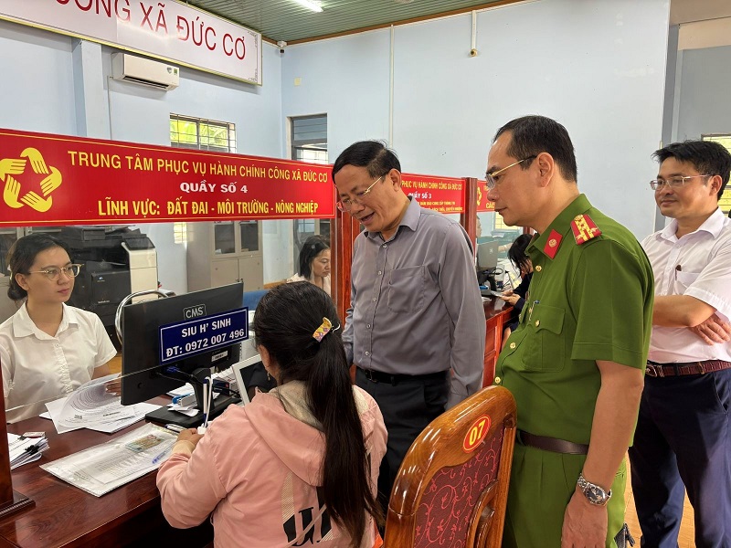 Chủ tịch UBND tỉnh Gia Lai Phạm Anh Tuấn kiểm tra hoạt động Trung tâm hành chính công xã Đức Cơ. Chủ tịch UBND tỉnh Gia Lai Phạm Anh Tuấn kiểm tra hoạt động Trung tâm hành chính công xã Đức Cơ.