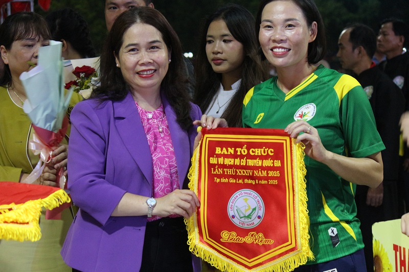 Đỗ Thị Diệu Hạnh, Tỉnh ủy viên, Giám đốc Sở Văn hóa, Thể thao và Du lịch tỉnh Gia Lai tặng cờ lưu niệm cho các trưởng đoàn.