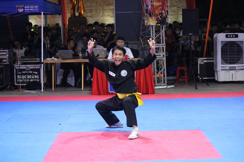 Vận động viên đội tuyển Gia Lai thi đấu mở màn.