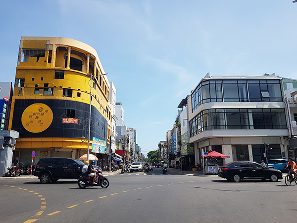 Nhiều mặt bằng kinh doanh lớn ngay giữa trung tâm TP Đà Nẵng bỏ trống thời gian dài không có người thuê.