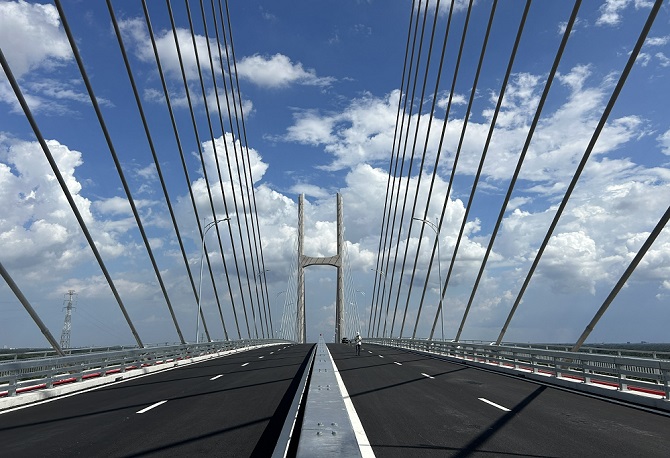 cầu Rạch Miễu 2, Phó Thủ tướng đã tặng quà cho công nhân, cán bộ kỹ thuật đang làm việc tại đây. Đồng thời, ghi nhận và biểu dương nỗ lực của ban quản lý dự án, các nhà thầu và đơn vị thi công khi đã chủ động giải pháp kỹ thuật, tổ chức thi công hiệu quả, qua đó rút ngắn thời gian thực hiện dự án so với kế hoạch 5 tháng theo chỉ đạo của Thủ tướng Chính phủ. cầu Rạch Miễu 2, Phó Thủ tướng đã tặng quà cho công nhân, cán bộ kỹ thuật đang làm việc tại đây. Đồng thời, ghi nhận và biểu dương nỗ lực của ban quản lý dự án, các nhà thầu và đơn vị thi công khi đã chủ động giải pháp kỹ thuật, tổ chức thi công hiệu quả, qua đó rút ngắn thời gian thực hiện dự án so với kế hoạch 5 tháng theo chỉ đạo của Thủ tướng Chính phủ.