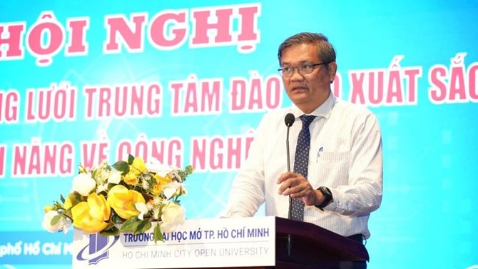 Giáo sư, Tiến sĩ Nguyễn Minh Hà, Hiệu trưởng Trường đại học Mở Thành phố Hồ Chí Minh phát biểu tại hội nghị Giáo sư, Tiến sĩ Nguyễn Minh Hà, Hiệu trưởng Trường đại học Mở Thành phố Hồ Chí Minh phát biểu tại hội nghị