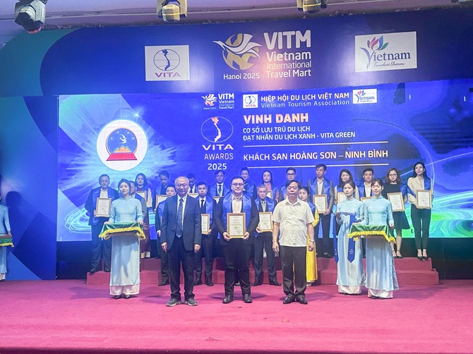 Khách sạn Hoàng Sơn Peace vinh dự được vinh danh tại hạng mục cơ sở lưu trú du lịch đạt nhãn du lịch xanh - VITA Green. Khách sạn Hoàng Sơn Peace vinh dự được vinh danh tại hạng mục cơ sở lưu trú du lịch đạt nhãn du lịch xanh - VITA Green.