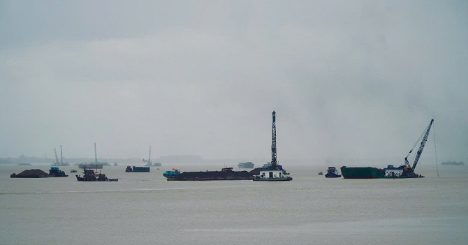 Nhiều doanh nghiệp khai thác cát chây ỳ nghĩa vụ thuế, phí, lệ phí và ký quỹ phục hồi môi trường. Nhiều doanh nghiệp khai thác cát chây ỳ nghĩa vụ thuế, phí, lệ phí và ký quỹ phục hồi môi trường.