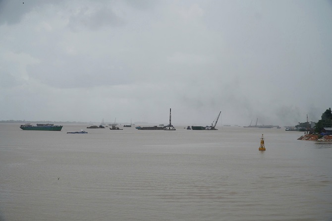 Ảnh 1: Thanh tra tỉnh Vĩnh Long phát hiện hàng loạt sai phạm trong việc cấp và gia hạn giấy phép khai thác mỏ cát. Ảnh 2: Nhiều doanh nghiệp khai thác cát chây ỳ nghĩa vụ thuế, phí, lệ phí và ký quỹ phục hồi môi trường. Ảnh 1: Thanh tra tỉnh Vĩnh Long phát hiện hàng loạt sai phạm trong việc cấp và gia hạn giấy phép khai thác mỏ cát. Ảnh 2: Nhiều doanh nghiệp khai thác cát chây ỳ nghĩa vụ thuế, phí, lệ phí và ký quỹ phục hồi môi trường.