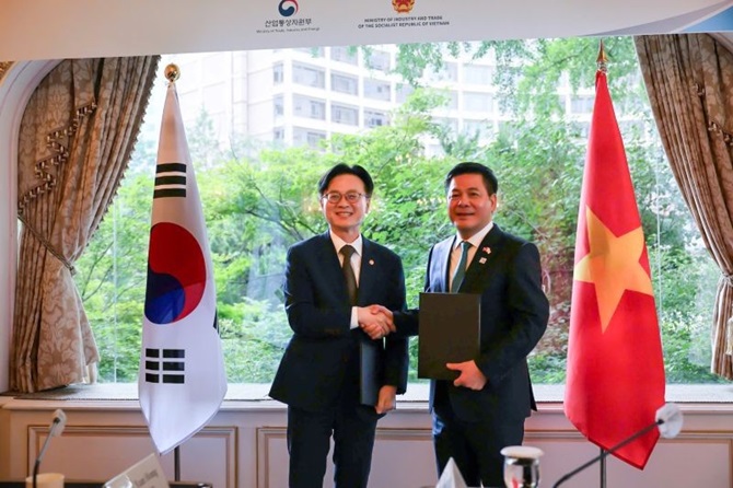 Bộ trưởng Nguyễn Hồng Diên và ông Kim Jung Kwan, Bộ trưởng Thương mại, Công nghiệp và Năng lượng Hàn Quốc (MOTIE). Bộ trưởng Nguyễn Hồng Diên và ông Kim Jung Kwan, Bộ trưởng Thương mại, Công nghiệp và Năng lượng Hàn Quốc (MOTIE).