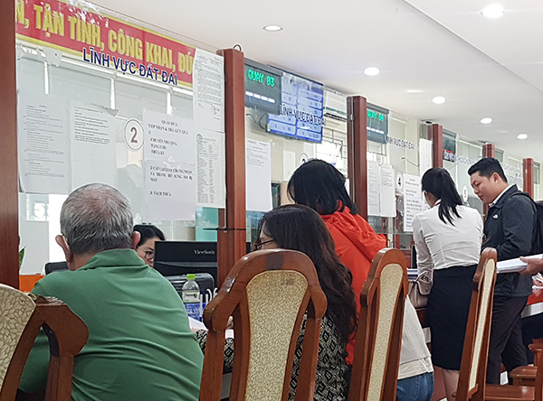 Các tổ chức, công dân đến làm thủ tục về đất đại tại phường Ngũ Hành Sơn, TP Đà Nẵng sau sáp nhập. Các tổ chức, công dân đến làm thủ tục về đất đại tại phường Ngũ Hành Sơn, TP Đà Nẵng sau sáp nhập.