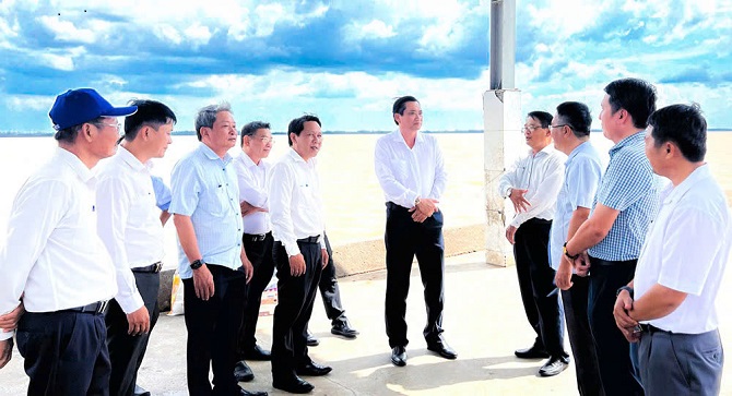 Ông Nguyễn Huỳnh Thiện, Phó Chủ tịch UBND tỉnh Vĩnh Long, dẫn đầu đoàn công tác kiểm tra thực tế tại Cảng cá Bình Đại.