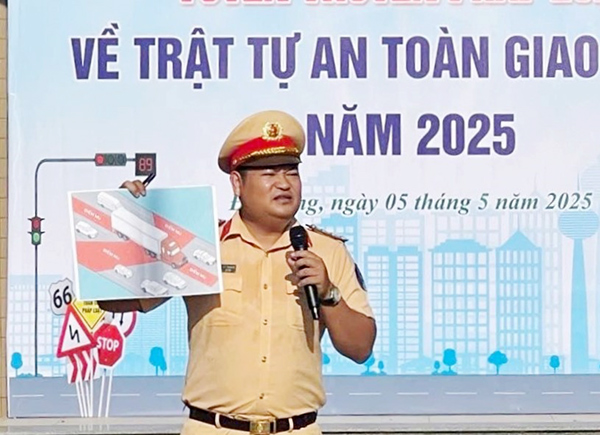 Lực lượng CSGT Đà Nẵng tổ chức tuyên truyền về trật tự an toàn giao thông năm 2025. Lực lượng CSGT Đà Nẵng tổ chức tuyên truyền về trật tự an toàn giao thông năm 2025.