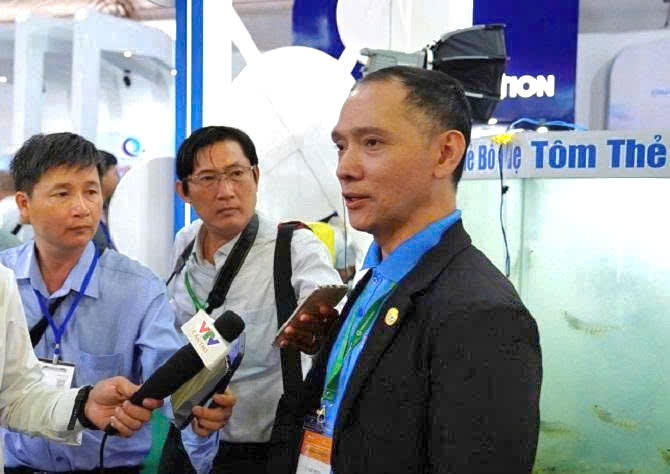 Ông Lữ Đức Bryce - Phó Tổng Giám đốc phụ trách Trung tâm Nghiên cứu Di truyền và Hệ gene học, Tập đoàn Việt Úc chia sẻ với báo chí xoay quanh vấn đề về tôm giống.